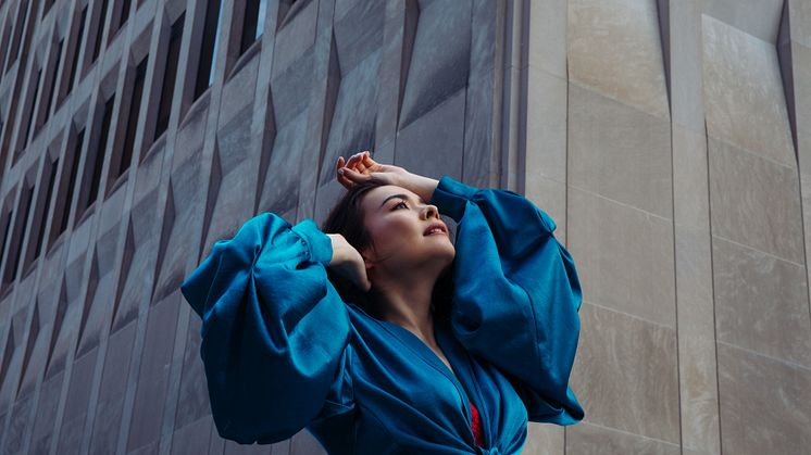 Hun skabte ekstase i Ideal Bar i 2016 og fik Lille VEGA på kogepunktet i 2018. Den 10. maj er turen så kommet til Store VEGA, hvor Mitski skruer helt op for sine eminente indierock-sange. 