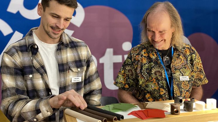 Tobias Nilsson och Niklas Dippelreiter i Ackurats monter på Sthlm Furniture Fair 2024