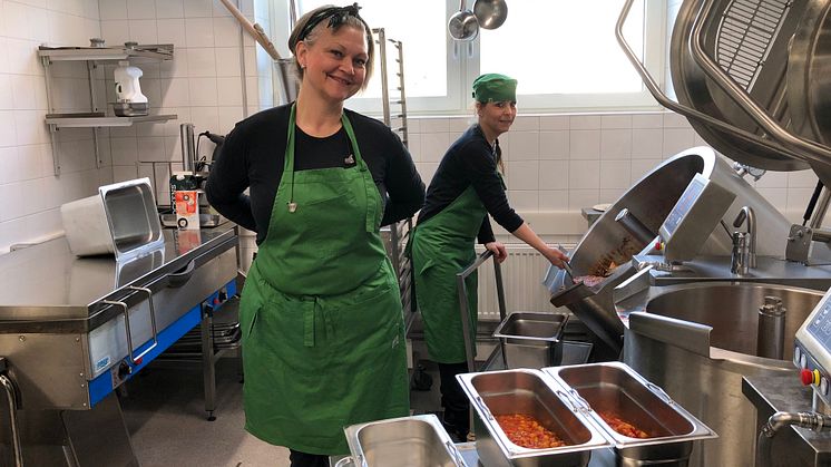Caroline Larsson och Veronica Deinoff  jobbar tillsammans med Wahida Mathlouthi i Vasaskolans kök. Vasaskolan var den första enheten i Danderyds kommun som certifierades, 2011. 