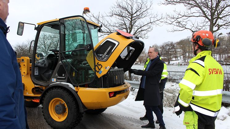 Volvo L25 Electric och trafikborgarrådet Daniel Helldén 