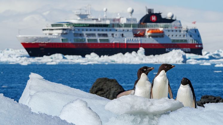 Fram-Brown-Bluff-Antarctica-Photo_Yuri_Matisse_Choufour_Hurtigruten Expeditions