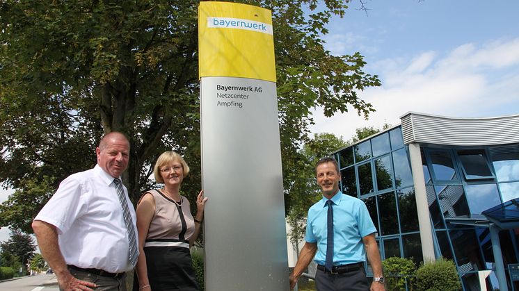 Foto: vl.: Hans Jablonski, Leiter der Netzdienste Oberbayern, Ursula Jekelius, Regionalleiterin Oberbayern, und Matthias Urban, Netzbauleiter am Netzcenter Ampfing, alle Bayernwerk