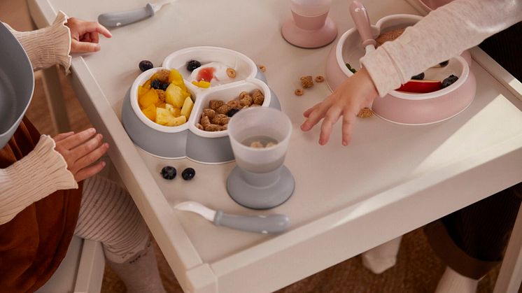 077004-dinnerware-set-light-gray-077001-powder-pink-lifestyle-babybjorn-5-medium
