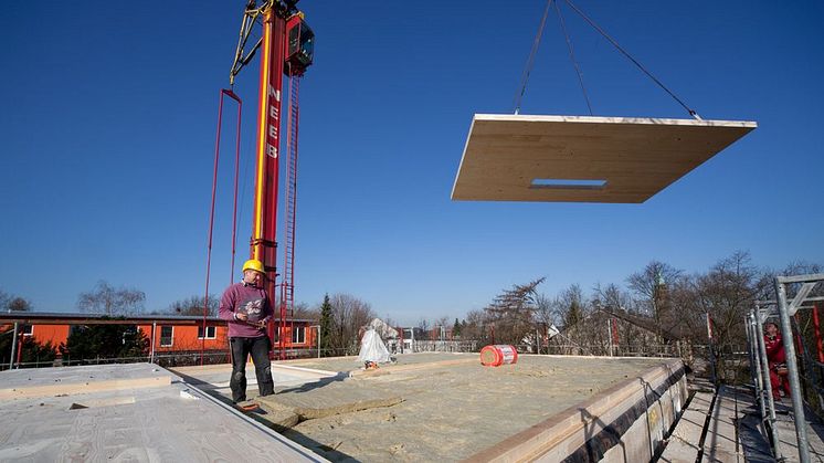Was ist eigentlich eine serielle Sanierung, und wie läuft sie in der Praxis ab? Diese und andere Fragen beantwortet die vierteilige Seminarreihe, die im November 2024 startet. Foto: bmH bauen mit Holz