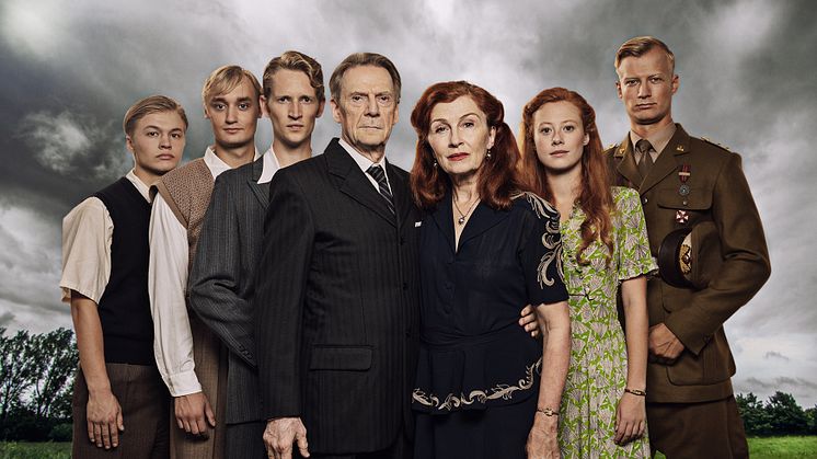 (fra venstre): Sylvester Byder, Lue Dittmann Støvelbæk, Mads Reuter, Jesper Christensen, Bodil Jørgensen, Sara Viktoria Bjerregaard Christensen, Gustav Dyekjær Giese. Fotograf: Christian Geisnæs