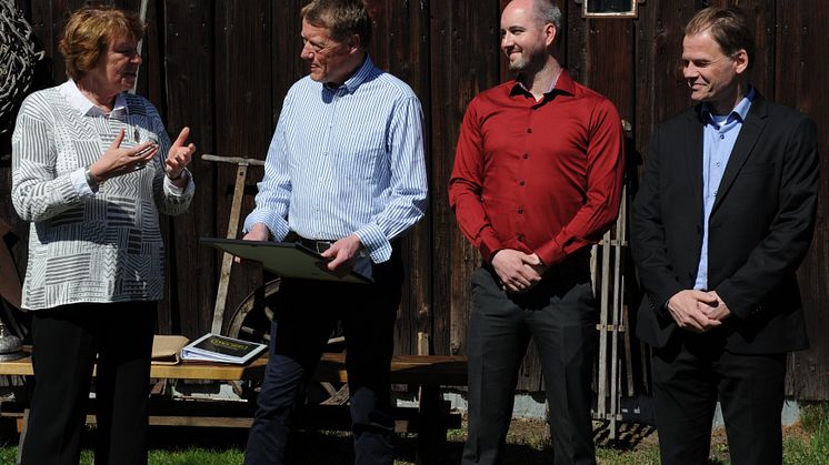 Ordfører Marianne Borgen overrekker "Husfruens nøkkelknippe" for 2016 til trygghetskonsulentene Ove Svenningsen, Kjetil Solem og Frank Kilen fra Sporveien.