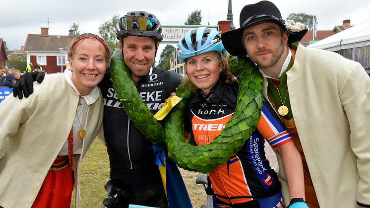 The winners of Cykelvasan in 2019: Emil Lindgren and Elisabeth Sveum.