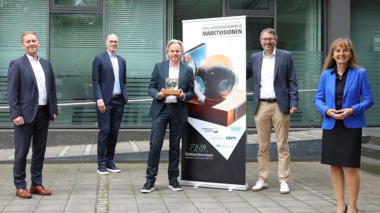 (v.l.n.r.): Jürgen Noch (Geschäftsführer WWE), Rainer Müller (Geschäftsführer STW Bielefeld), Herbert Weber (Geschäftsführer OstWestfalenLippe GmbH), Wolfgang Marquardt (Prokurist OWL Gmbh) und Petra Pigerl-Radtke (Hauptgeschäftsführerin IHK OWL)