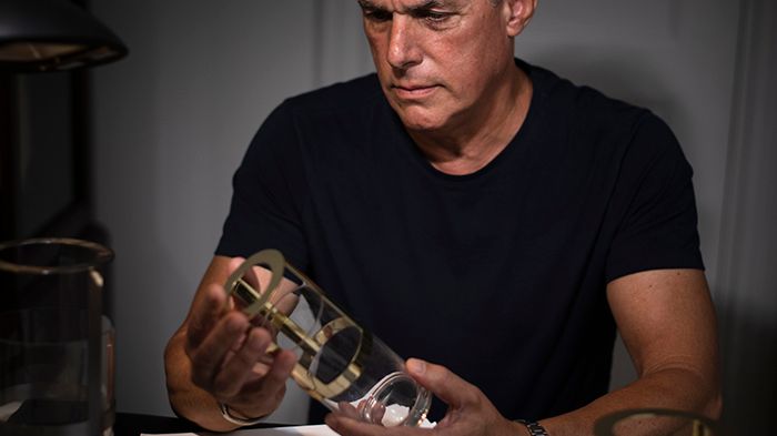 Pascal Charmolu med den lilla Hold-vasen. Foto: Stefan Tell