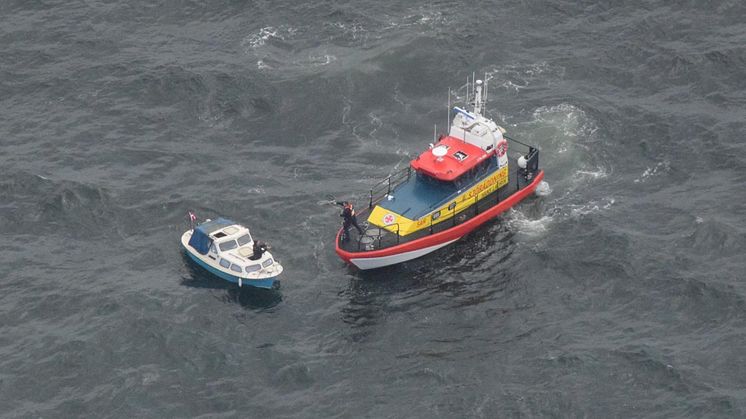 Frivilliga sjöräddare, här ombord på Rescue Hans Laurin hjälper nödställd utanför Grötvik i Halland. Foto: Frivilliga Flygkåren Halmstad. 