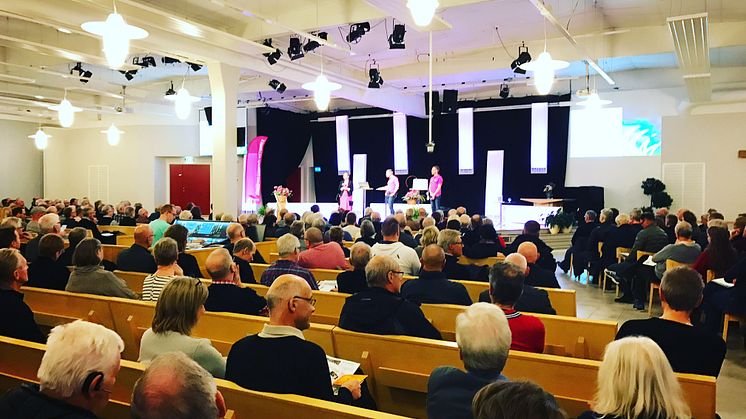 Bild från byggmötespresentationen med 550 personer i publiken.