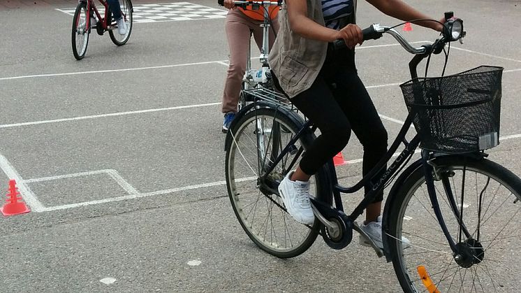 Studiecirkeln avslutades med en cykelutflykt där deltagarna fick pröva sina nyvunna kunskaper.  Foto: Hassan Morawej