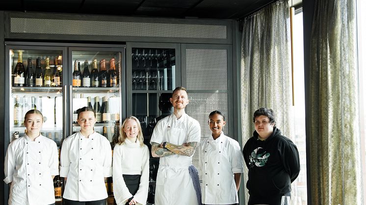 Eleverna Linnéa Larsson, Alva Holmström, Tilda Örnberg, Gennet Wållberg och Joel Hedman gästspelar på Brasserie NÓR i Umeå med Nils Albertsson i spetsen. 