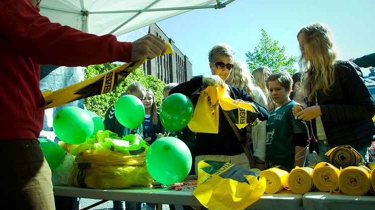 Handbollsföräldrar, fotbollsungar och tennisbarn enas i skräpplockning i helgen