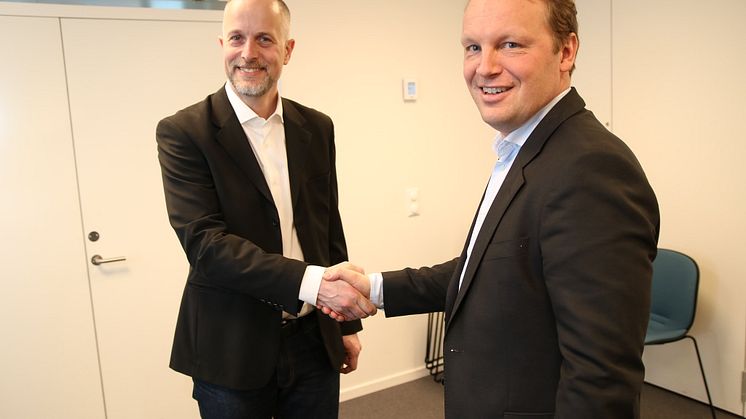 Avdelingsdirektør Gunnar Wedde i Oslo kommune og direktør for bedriftsmarkedet i Telia Norge, Jon Christian Hillestad, er godt fornøyd med avtalen.