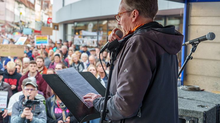 Hephata-Vorstand Pfarrer Maik Dietrich-Gibhardt sprach auch bei der Kundgebung gegen Rechtsextremismus am 10. Februar in Treysa. (Foto: Stefan Betzler)