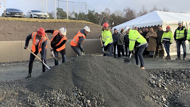 Rekordmånga företag vill etablera sig i Härryda kommun i år. Här tas ett första spadtag för nybyggnation i en av kommunens företagsparker.