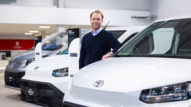 Inviterer til prøvekjøring: Salgsjef Næring, Stian Arne Hansen fra Toyota-forhandleren Nordvik i Bodø. Foto: Nordvik AS.