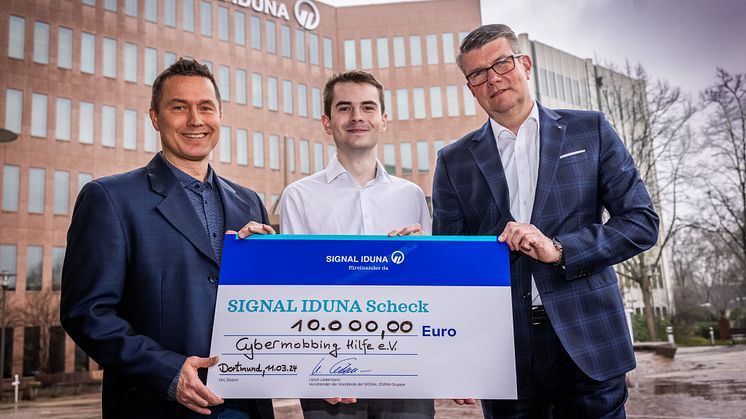 10.000 Euro für die Cybermobbing-Hilfe (v.l.): Eric Schewe, SIGNAL IDUNA, Lukas Pohland, 1. Vorsitzenden der Cybermobbing-Hilfe e.V., Veit Seeliger, SIGNAL IDUNA. Foto: Stephan Schütze 