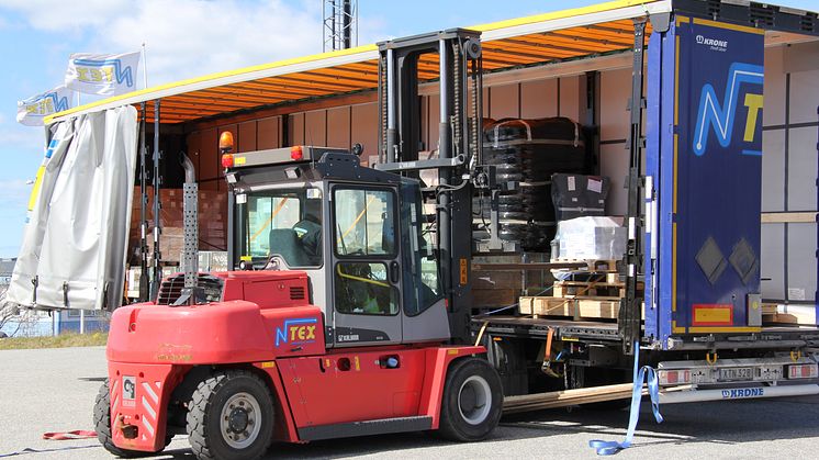 Truck lastar av
