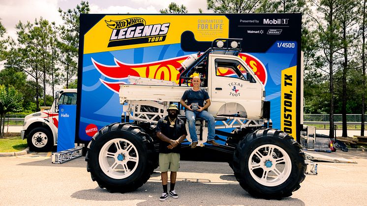 Der von Craig Meaux aus Beaumont, Texas, gebaute Autozam Scrum Micro Truck aus dem Jahr 1992 trägt den Spitznamen „Texas Toot“ und wird als Hot Wheels Die-Cast-Fahrzeug im Maßstab 1:64 verewigt und in die Hot Wheels Garage of Legends™ aufgenommen.