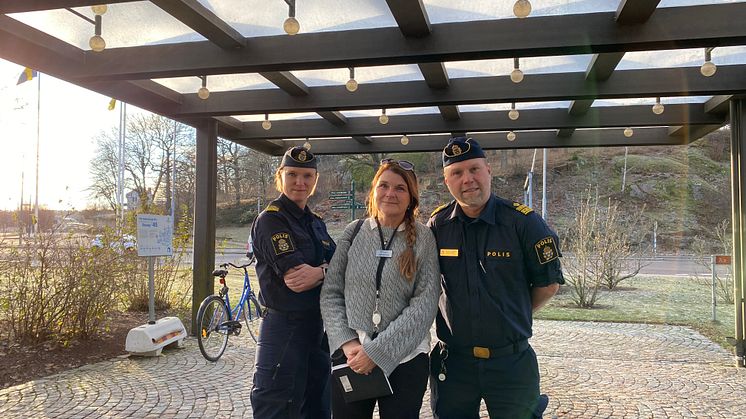 Kommunpolisen Anna Johansson tillsammans med trygghetssamordnare Bibbi Rönnlund och lokalpolisområdeschef Richard Hagvärn framför Stadshuset i Ronneby.