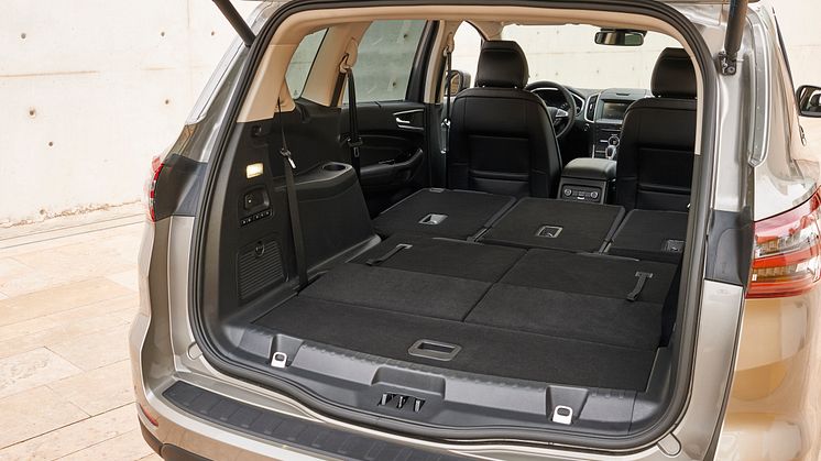 Ford S-MAXin takatilat takapenkit taitettuna