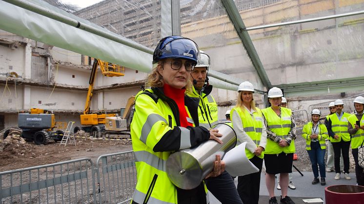 En tidskapsel – vars innehåll valdes ut av Stockholms stad, Pembroke och Zengun - gjöts in för att dokumentera vår samtid. Bild: Mikael Hedlund