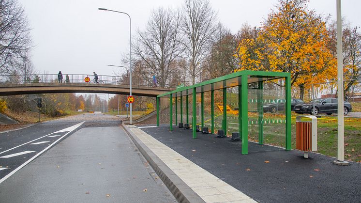 Busshållplats Brickebacken centrum, i norrgående riktning mot stan. Foto: Fredrik Kellén