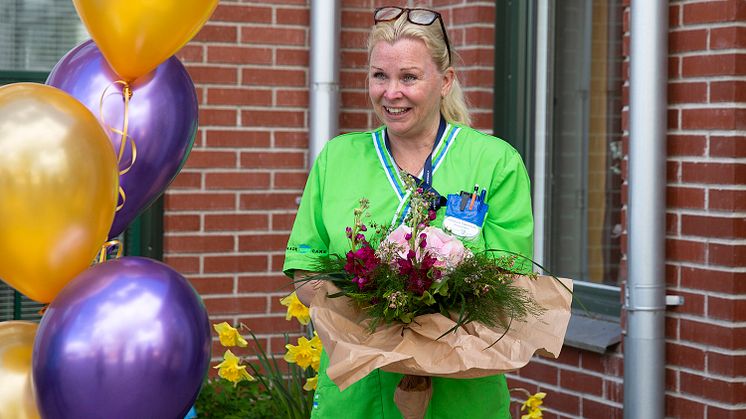 En glad Jessica Sandman på Förenade Care Ferlin tog emot Uppsala kommuns Omsorgspris.