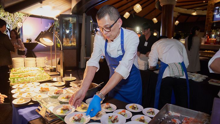 Chef Jimmy kokkelerer under sjømatmiddag i Hanoi