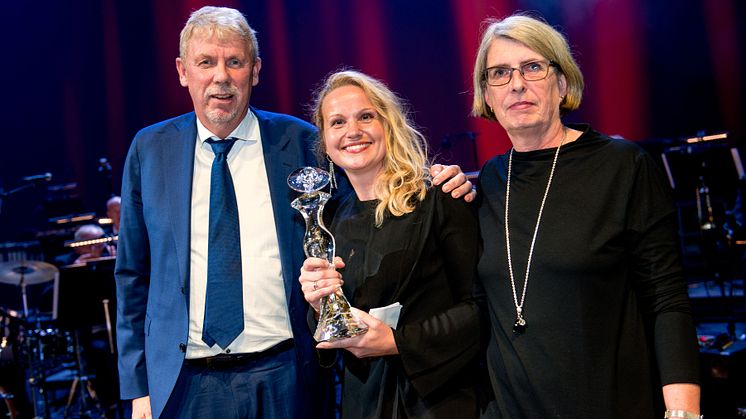 SKL:s vd Staffan Isling delar ut GötaPriset till Lena Olsson och Maria Klingberg, VGR