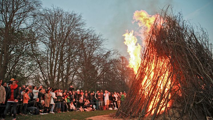Valborgsfirande med allsång, slagverk och brasa