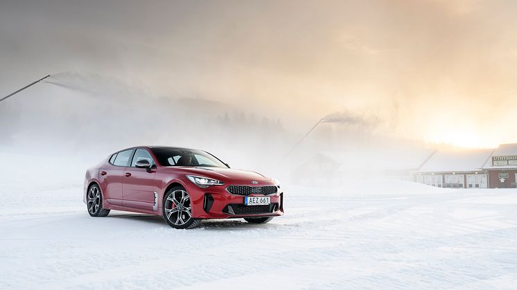 kia_stinger_stand_hi