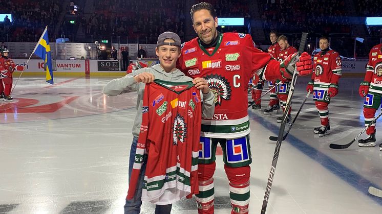 Kvällens matchtröja vanns av vår hyresgäst Josephine som lät sin hockeyintresserade lillebror Theo få ta emot den.