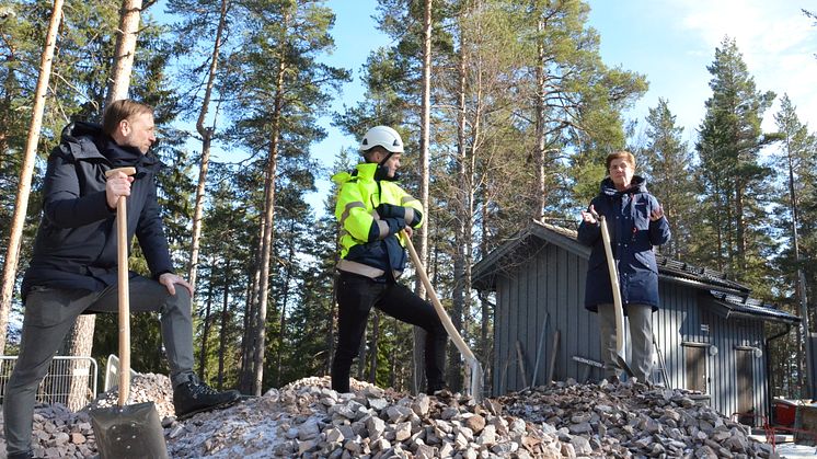 Björn Rinstad, vd Leksands Sparbank, Johan Karlsson, entreprenadchef Byggpartner och Ylva Thörn, landshövding samtalar efter det symboliska första spadtaget.