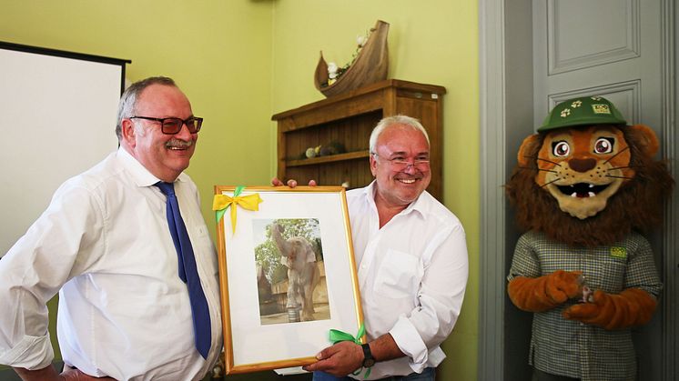 Wolfgang Welter (Krostitzer Brauerei) und Prof. Jörg Junhold (Zoo Leipzig GmbH) freuen sich auf die weitere Zusammenarbeit