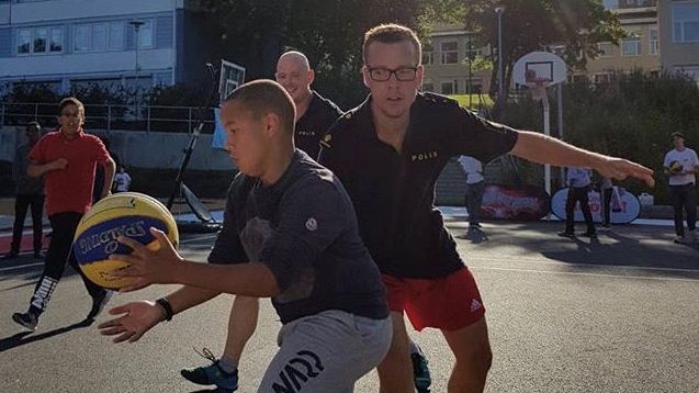 Under BonnierHoops satsning spelades flera matcher mellan blåljuspersonal och ungdomar från Biskopsgården och andra stadsdelar. Ett framgångsrikt koncept i att möta de unga och skapa goda relationer. Foto: BonnierHoops