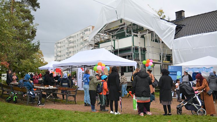 Voksne og barn i alle aldre, frivillige og medarbeidere var med på å feire familiehuset på Nedre Fossum gård 27.september. 
