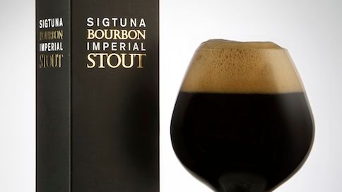 Emil spänner musklerna med Sigtuna Bourbon Imperial Stout