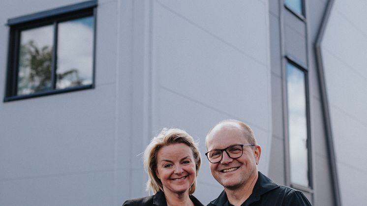Maria Ericsson och Niklas Brenning utanför den nya byggnaden i Ljungby