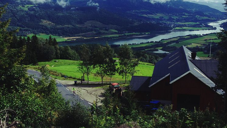 Jonas Nilson sykler oppover i Gudbrandsdalen