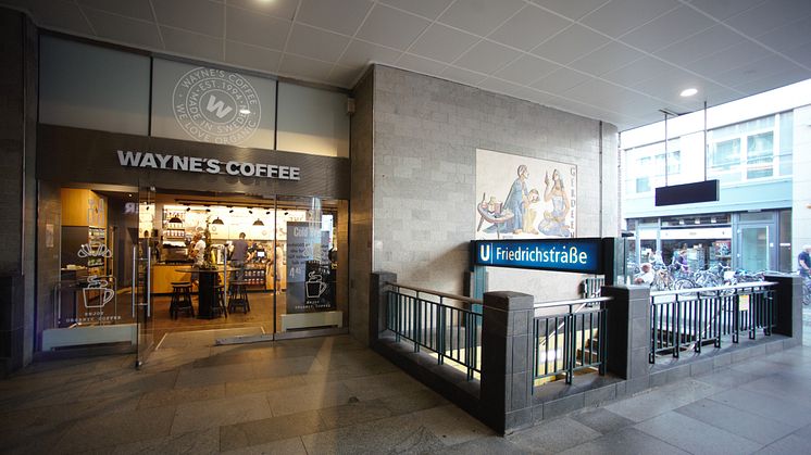 Wayne's Coffe vid nedgången till station Friedrichstraße