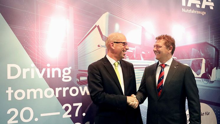 v.l.: Jens Zeller (Geschäftsführer idem telematics GmbH) und Marco Reichwein (Geschäftsführer Cargobull Telematics GmbH) besiegeln ihre strategische Kooperation auf der IAA Nutzfahrzeuge in Hannover.
