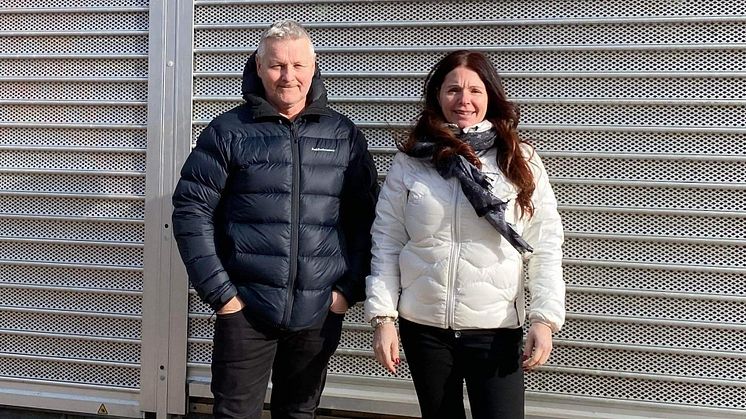 De nya Harryskrögarna Jonny och Nancy Bellander utanför gamla lampaffären i Helsingborg
