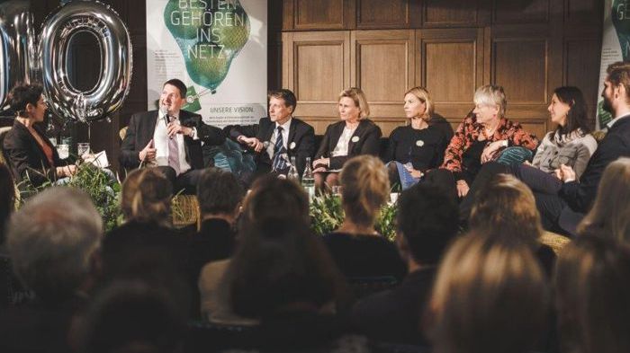 Dunja Hayali, Dr. Sven Jansen, Noventi Group, Dr. Michael Flegel, Ursapharm, Dr. Christine Klapp, ÄGGF e.V., Dr. Isabella Erb-Herrmann, AOK Hessen, Prof. Ilona Kickbusch, Careum Foundation, Jessica Hanneken, apoBank, Lukas Loewe, VisionGesund (v.l.)