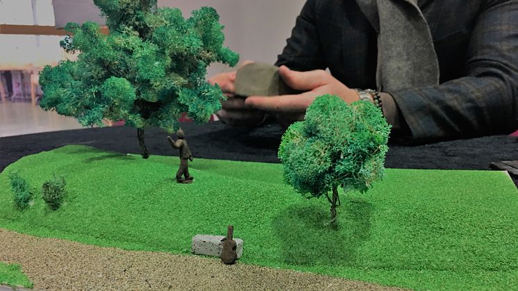En miniatyr av de två verk som tillsammans kommer att utgöra en minnesplats för Sven-Erik Magnusson i Sandgrundsparken