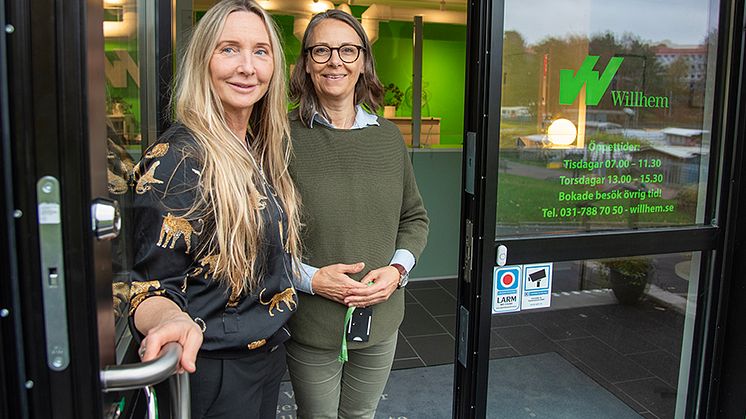 Willhems fastighetschef i Göteborg Mirja Eriksson Primo och fastighetsförvaltare Catrin Bernsro hälsar välkommen till det nya kontoret i Bergsjön.