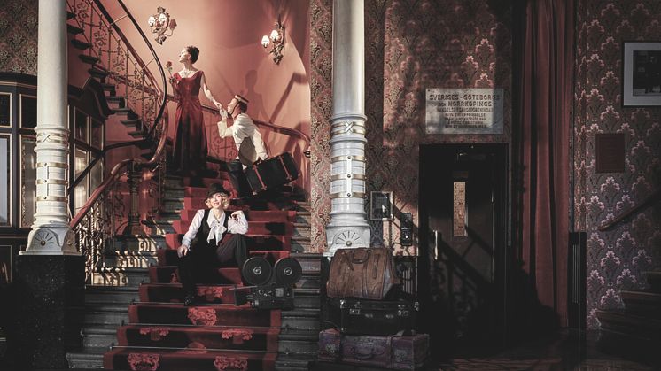 Flärd, drömmar, ironiska blinkningar och dansnummer av högsta musikalklass. Sverigepremiär av "Det var en gång på Grand Hôtel" lördag 22 april på GöteborgsOperans stora scen.