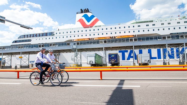Valdo Kalm und Paavo Nõgene testen den Radweg im Hafen von Tallinn Terminal D. (Fotos: Raul Mee)